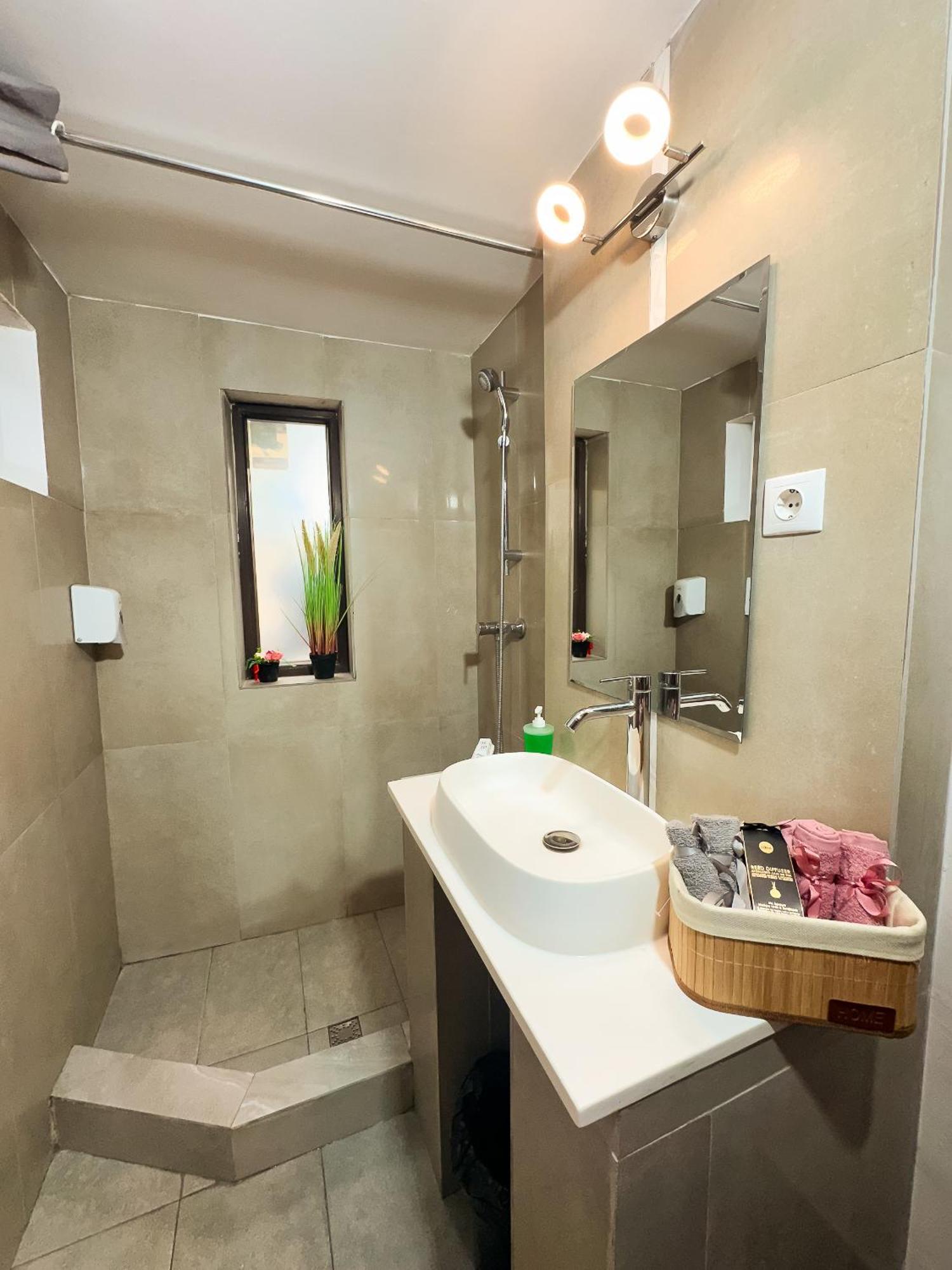 Venus Central Lux Studio Craiova Bagian luar foto